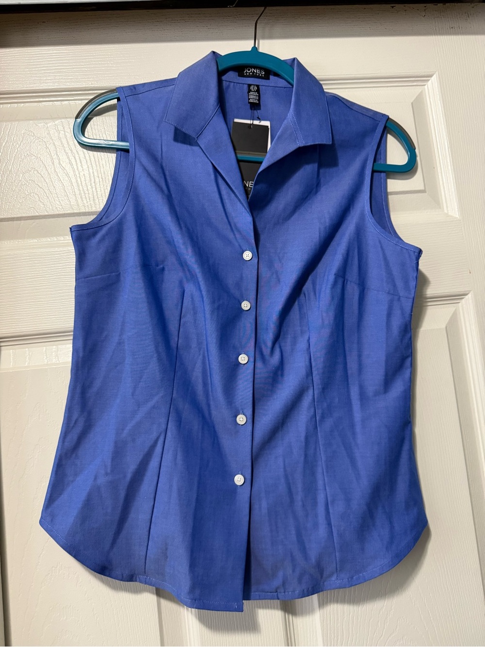sleeveless shirt in French blue from the Jones New York brand.